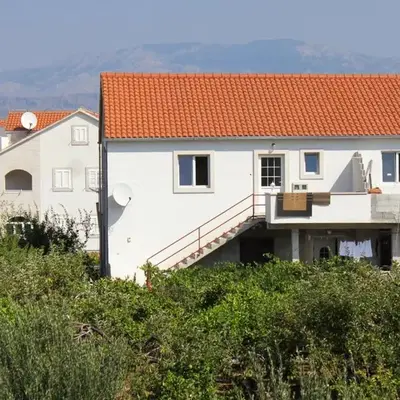 Apartments with parking space Supetar