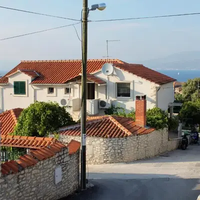 Apartments with parking space Supetar