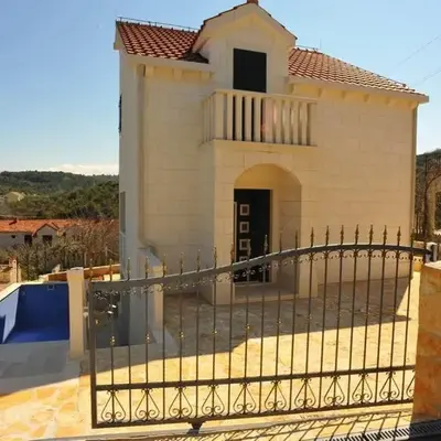Holiday house with a swimming pool Sutivan
