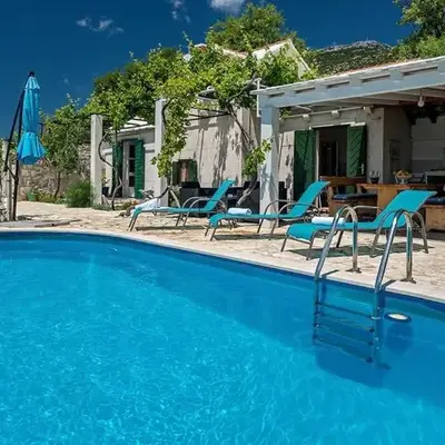 Family friendly house with a swimming pool Bol