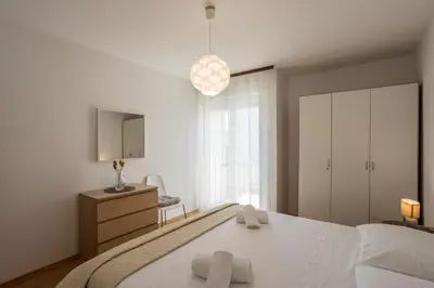Krevet ili kreveti u jedinici u objektu Spacious apartment in Stari Grad, 80 m², serene garden