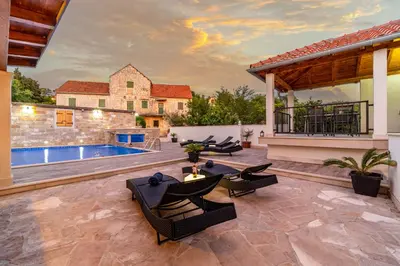 Bazen u objektu Luxury Villa David with a private boat, heated pool, jacuzzi and sauna ili u blizini