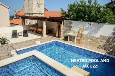 Bazen u objektu Luxury Villa David with a private boat, heated pool, jacuzzi and sauna ili u blizini