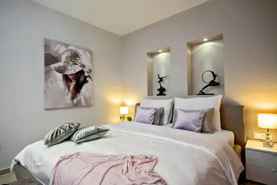Krevet ili kreveti u jedinici u objektu Luxury Villa Happiness Private Pool, Jacuzzi, Sauna & Gym Near the Beach