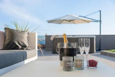 Pića u objektu Luxury Villa Happiness Private Pool, Jacuzzi, Sauna & Gym Near the Beach