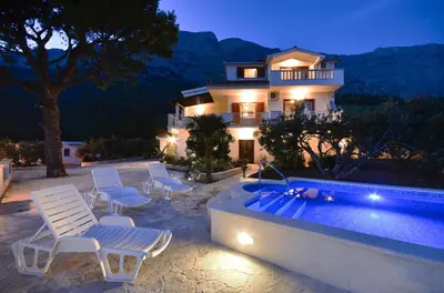 Bazen u objektu Family-friendly apartments with swimming pool Baska Voda, Makarska - 12442 ili u blizini