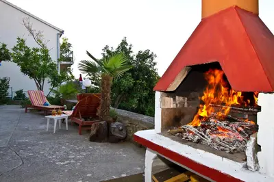 Oprema za roštilj dostupna gostima apartmana