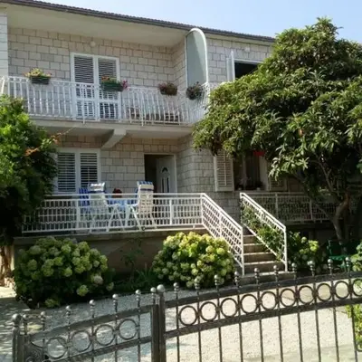 Apartments with a parking space Mirca