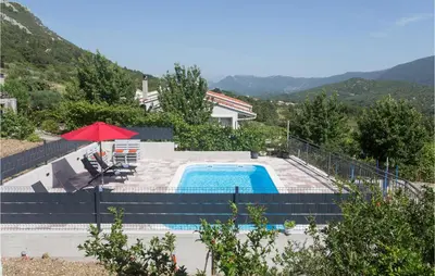 Pogled na planine ili pogled na planine iz vikendica