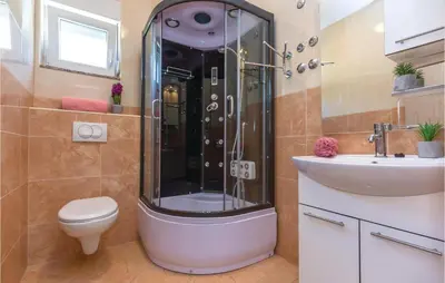 Kupaonica u objektu Two-Bedroom Apartment In Krvavica