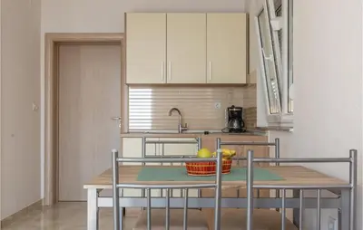 Kuhinja ili čajna kuhinja u objektu One-Bedroom Apartment In Krvavica