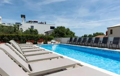 Bazen u objektu Ten-Bedroom Holiday Home In Duce ili u blizini
