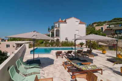 Bazen u objektu Daniel's Apartments Split ili u blizini