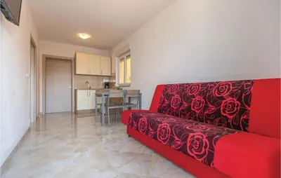 Kuhinja ili čajna kuhinja u objektu One-Bedroom Apartment In Krvavica