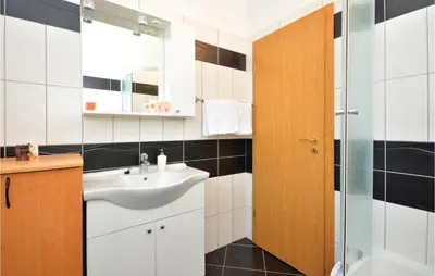 Kuhinja ili čajna kuhinja u objektu Three-Bedroom Apartment In Podstrana