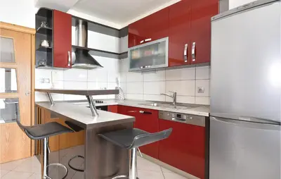 Kuhinja ili čajna kuhinja u objektu Two-Bedroom Apartment In Podstrana