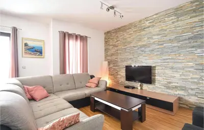 TV i/ili zabavni centar u objektu Two-Bedroom Apartment In Podstrana