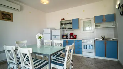 Kuhinja ili čajna kuhinja u objektu Holiday home Gandalj_2