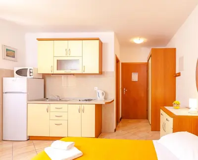 Kuhinja ili čajna kuhinja u objektu Apartments and rooms by the sea Brela, Makarska - 13118