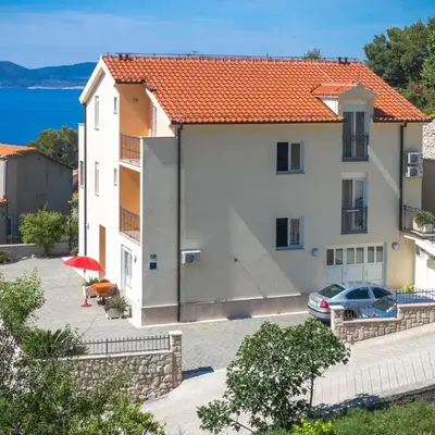Apartments and rooms by the sea Brela