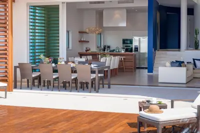 Kuhinja ili čajna kuhinja u objektu Luxury seafront villa Brela Pride with heated pool