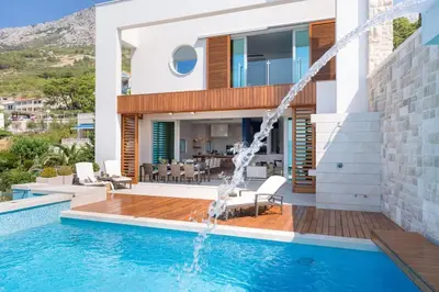 Bazen u objektu Luxury seafront villa Brela Pride with heated pool ili u blizini