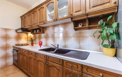 Kuhinja ili čajna kuhinja u objektu Two-Bedroom Apartment In Duce