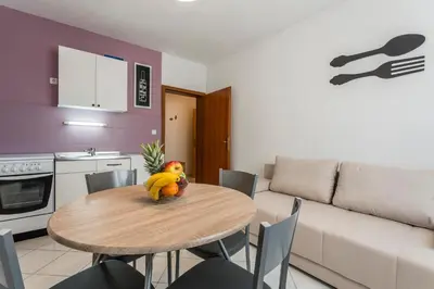 Kuhinja ili čajna kuhinja u objektu Marijana Bol Apartments