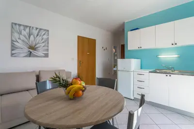 Kuhinja ili čajna kuhinja u objektu Marijana Bol Apartments