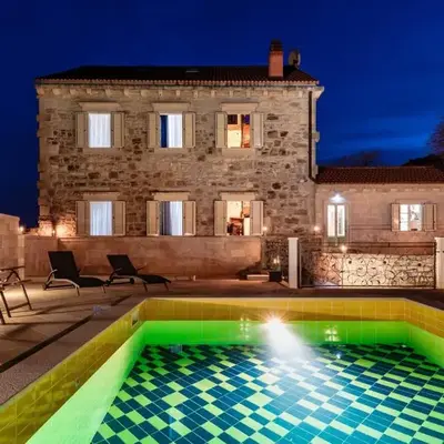 Apartments and rooms with a swimming pool Sumartin