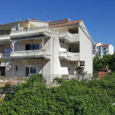 Apartments with a parking space Podstrana