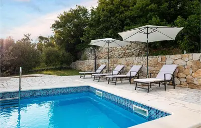 Bazen u objektu Two-Bedroom Holiday Home In Omis ili u blizini