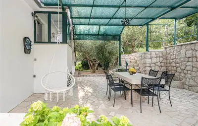 Popločani dio dvorišta ili vanjski dio objekta Two-Bedroom Holiday Home In Omis