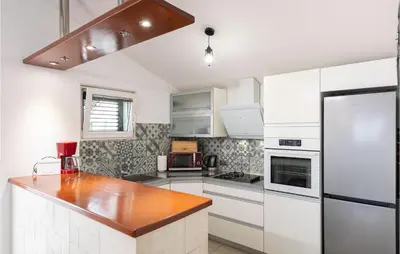 Kuhinja ili čajna kuhinja u objektu Two-Bedroom Holiday Home In Omis