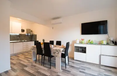 Kuhinja ili čajna kuhinja u objektu Stone House Marin