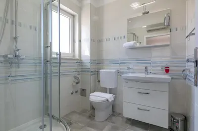 Kupaonica u objektu Villa Makarac - Heated Pool, Beach 140m & Kids Playground I Brač