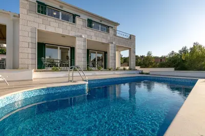Bazen u objektu Villa Makarac - Heated Pool, Beach 140m & Kids Playground I Brač ili u blizini