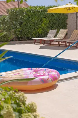 Bazen u objektu Apartmani Bezmalinović ili u blizini