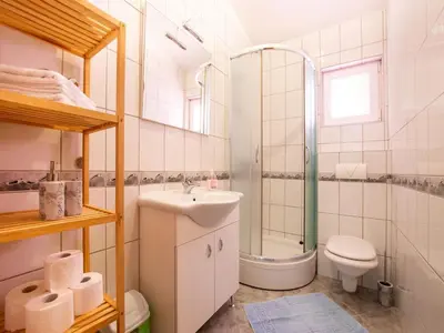 Kupaonica u objektu Snug Apartment in Celina with Swimming Pool