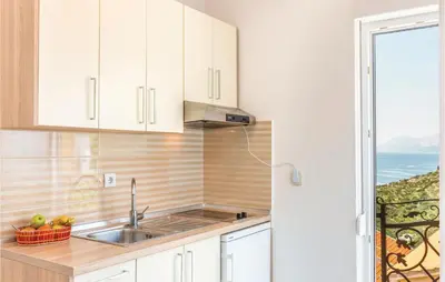 Kuhinja ili čajna kuhinja u objektu Nice Studio In Krvavica With Kitchen
