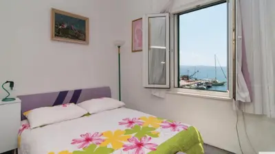 Krevet ili kreveti u jedinici u objektu Apartments by the sea Omis - 13727
