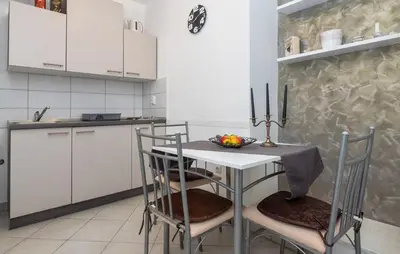 Kuhinja ili čajna kuhinja u objektu Family-friendly apartments with swimming pool Krilo Jesenice, Omis - 13898
