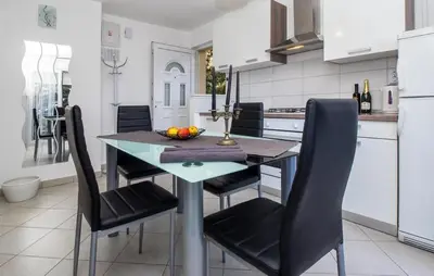 Kuhinja ili čajna kuhinja u objektu Family-friendly apartments with swimming pool Krilo Jesenice, Omis - 13898