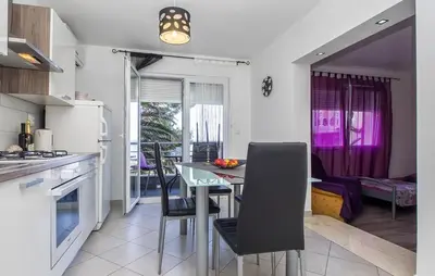 Kuhinja ili čajna kuhinja u objektu Family-friendly apartments with swimming pool Krilo Jesenice, Omis - 13898