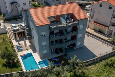 Bazen u objektu Apartments Karlo ili u blizini