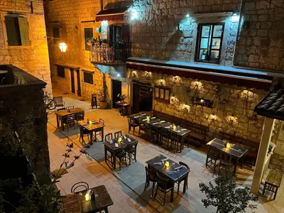 Restoran ili neka druga zalogajnica u objektu Bobotovi Central Sea View Duplex