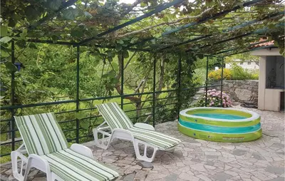 Bazen u objektu One-Bedroom Apartment In Ostrvica ili u blizini