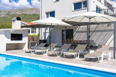Bazen u objektu Modern apartment with private pool near Split ili u blizini