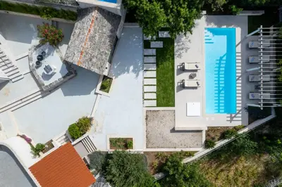 Bazen u objektu Villa Komelo ili u blizini