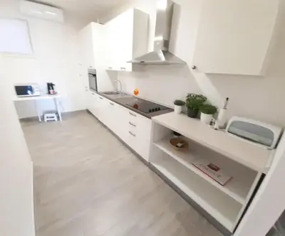 Kuhinja ili čajna kuhinja u objektu Apartments ALBA Podstrana Familien-und Individualfreundlich mit Meerblick und Parkplatz